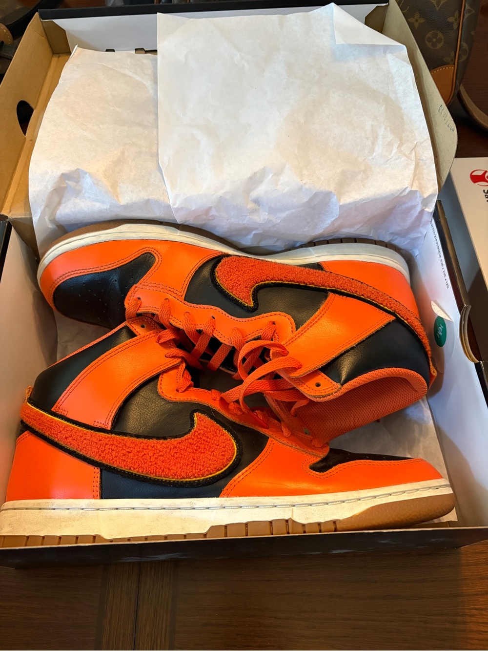 👟Authentic Nike Orange and Black High-Top Sneakers Textured Swoosh. Nike dunk.